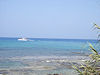 Kypr - bílá lodička v modré zátoce