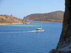 Řecko - Bílá lodička na modré hladině